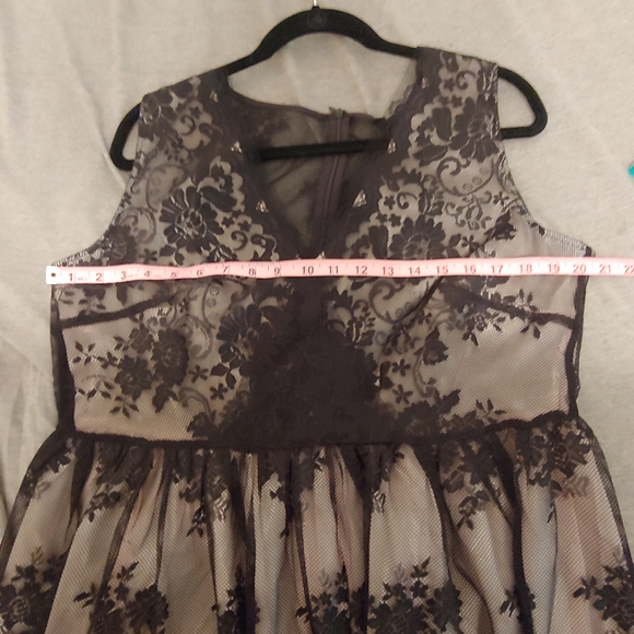 Beautiful lace dress - Picture 4 of 6